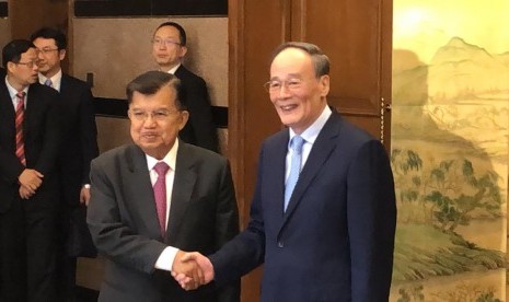 Wakil Presiden Jusuf Kalla mengadakan Pertemuan Bilateral dan Jamuan Santap Siang dengan Wakil Presiden Cina Wang Qishan di Diaoyutai State Guest House,Beijing, Kamis (25/4).