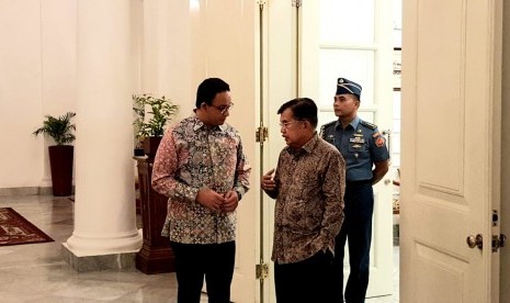 Wakil Presiden Jusuf Kalla  mengantar Gubernur DKI Anies Baswedan ke Balaikota usai bersama sama  meninjau Kawasan Berikat Nusantara ( KBN ) di Jalan Raya Cakung, Cilincing, Jakarta Utara, Selasa (23/04) 