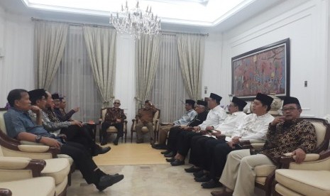 Wakil Presiden Jusuf Kalla menggelar pertemuan dengan tokoh-tokoh dalam rangka persatuan bangsa di rumah dinas Wapres di Jalan Diponegoro, Menteng, Jakarta, Kamis (23/5).  F