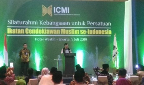 Wakil Presiden Jusuf Kalla menghadiri silaturahmi kebangsaan untuk persatuan sekaligus Halal Bi Halal Ikatan Cendekiawan Muslim Indonesia (ICMI) yang berlangsung di Hotel Westin, Jakarta Selatan, Jumat (5/7).