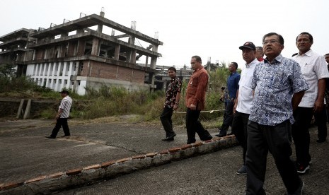 Wakil Presiden Jusuf Kalla meninjau proyek pembangunan Pusat Pelatihan dan Pendidikan Olah raga di Hambalang, Kabupaten Bogor, Jawa Barat, Minggu (4/9). 