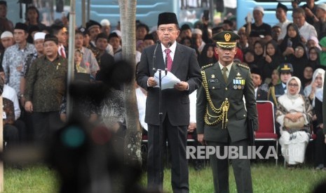 Wakil Presiden Jusuf Kalla menjadi Inspektur Upacara proses pemakaman Almarhum KH. Hasyim Muzadi di komplek Pondok Pesantren Al-Hikam, Depok, Jabar, Kamis (16/3). 