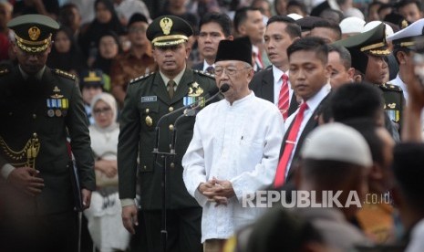 Wakil Presiden Jusuf Kalla menjadi Inspektur Upacara proses pemakaman Almarhum KH. Hasyim Muzadi di komplek Pondok Pesantren Al-Hikam, Depok, Jabar, Kamis (16/3)