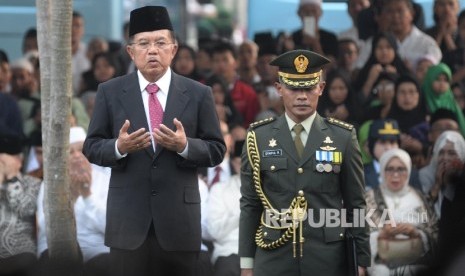 Wakil Presiden Jusuf Kalla menjadi Inspektur Upacara proses pemakaman Almarhum KH. Hasyim Muzadi di komplek Pondok Pesantren Al-Hikam, Depok, Jabar, Kamis (16/3). 