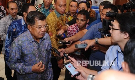 Wakil Presiden Jusuf Kalla menjawab pertanyaan media usai membuka Seminar Breakfast Meeting Masa Depan Ekonomi Indonesia, Jakarta, Kamis (8\12).