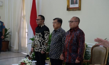 Wakil Presiden Jusuf Kalla, Menteri Ketenagakerjaan RI, Hanif Dhakiri dan Direktur Utama BPJS Ketenagakerjaan, Agus susanto menyerahkan penghargaan Paritarna Award kepada pemenang.