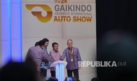 Wakil Presiden Jusuf Kalla, Menteri Perindustrian menekan tombol sirine sebagai tanda peresmian Gaikindo Indonesia International Autoshow 2016 di Tangerang, Banten, Kamis (11/8).