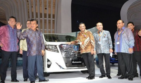 Wakil Presiden Jusuf Kalla, Menteri Perindustrian Saleh Husin dan pengurus Gaikindo