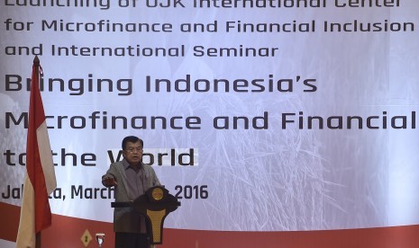 Wakil Presiden Jusuf Kalla menyampaikan arahan saat peluncuran Pusat Pengembangan Keuangan Mikro dan Inklusi di Jakarta, Selasa (15/3).