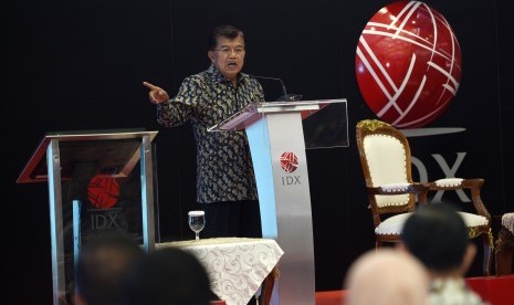 Wakil Presiden Jusuf Kalla menyampaikan pengarahan seusai membuka perdagangan saham hari pertama 2017 di BEI, Jakarta, Selasa (3/1).