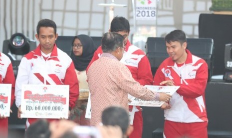 Wakil Presiden Jusuf Kalla menyerahkan bonus kepada atlet yang meraih medali pada ajang SEA Games 2017, Jumat (6/10). Kalla juga memastikan bonus untuk peraih medali SEA Games dan ASEAN Para Games 2017 sudah cair.