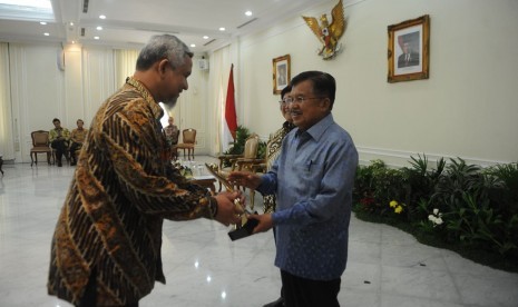 Wakil Presiden Jusuf Kalla menyerahkan penghargaan Proper Emas kepada Danone Aqua yang diwakili Water Resources, Nature & Process Technology Director Danone Aqua, Azwar Satrya Muhammad, Senin (18/12).