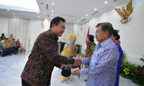 Wakil Presiden Jusuf Kalla menyerahkan Penghargaan Tertinggi Anugerah Parahita Ekapraya (APE) Tahun 2018 Kategori Mentor kepada Menteri Pertanian yang diwakili Kepala Biro Hubungan Masyarakat dan Informasi Publik, Kuntoro Boga Andri di Istana Wakil Presiden di Jakarta, Rabu (19/12). 