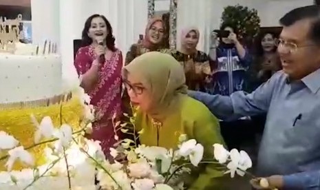 Wakil Presiden Jusuf Kalla merayakan hari ulang tahun sang istri, Mufidah Jusuf Kalla ke-76.