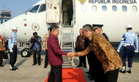 Wakil Presiden Jusuf Kalla pagi ini bertolak ke Bali untuk menghadiri Pembukaan Kongres V Partai Demokrasi Indonesia Perjuangan (PDI Perjuangan) di Inna Bali Beach Resort, Denpasar, Bali, Kamis (8/8)  