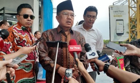 Wakil Presiden Jusuf Kalla saat  diwawancarai wartawan di Gedung Dewan Masjid Indonesia (DMI) di Matraman, Jakarta, Kamis (10/10).