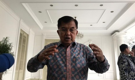 Wakil Presiden Jusuf Kalla saat diwawancarai wartawan di Istana Wakil Presiden, Jalan Medan Merdeka Selatan, Jakarta, Selasa (30/4).