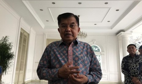 Wakil Presiden Jusuf Kalla saat diwawancarai wartawan di Istana Wakil Presiden, Jalan Medan Merdeka Selatan, Jakarta, Selasa (30/4).