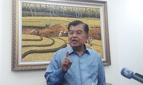 Wakil Presiden Jusuf Kalla saat diwawancarai wartawan di Kantor Wakil Presiden, Jalan Medan Merdeka Utara, Jakarta, Selasa (12/2).