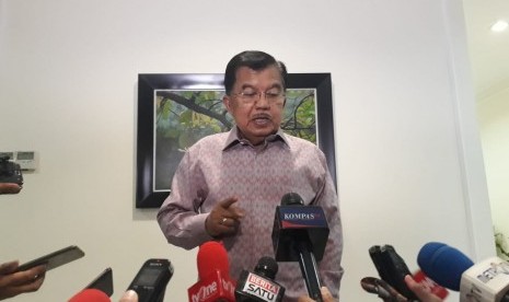 Wakil Presiden Jusuf Kalla saat diwawancarai wartawan di Kantor Wakil Presiden, Jalan Medan Merdeka Utara, Jakarta, Selasa (19/2).