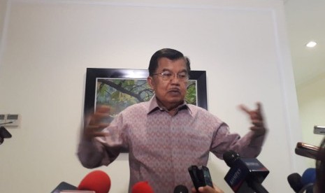 Wakil Presiden Jusuf Kalla saat diwawancarai wartawan di Kantor Wakil Presiden, Jalan Medan Merdeka Utara, Jakarta, Selasa (19/2).