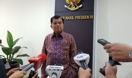 Wakil Presiden Jusuf Kalla saat diwawancarai wartawan di Kantor Wakil Presiden, Jalan Medan Merdeka Utara, Jakarta, Selasa (12/3).