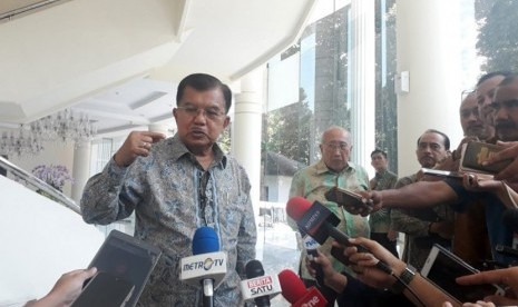 Wakil Presiden Jusuf Kalla saat diwawancarai wartawan di Kantor Wakil Presiden, Jakarta, Selasa (26/3).