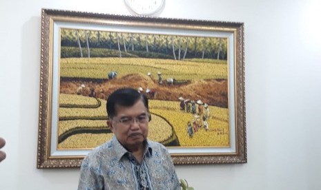 Wakil Presiden Jusuf Kalla saat diwawancarai wartawan di Kantor Wakil Presiden, Jakarta, Selasa (21/5).