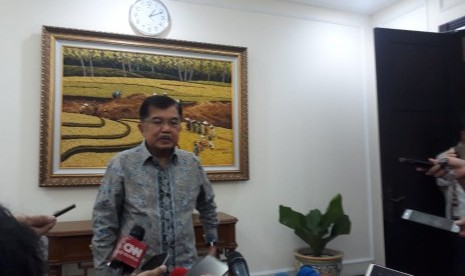 Wakil Presiden Jusuf Kalla saat diwawancarai wartawan di Kantor Wakil Presiden, Jakarta, Selasa (21/5).