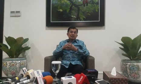 Wakil Presiden Jusuf Kalla saat diwawancarai wartawan di Kantor Wakil Presiden, Jakarta, Selasa (2/7).