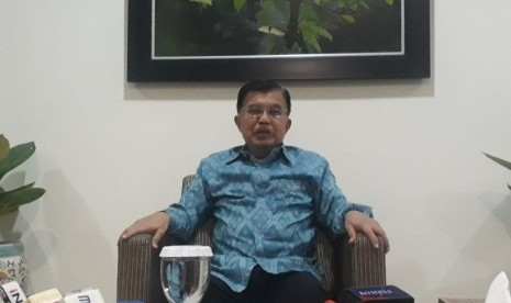 Wakil Presiden Jusuf Kalla saat diwawancarai wartawan di Kantor Wakil Presiden, Jakarta, Selasa (2/7).