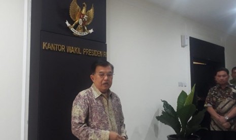 Wakil Presiden Jusuf Kalla saat diwawancarai wartawan di Kantor Wakil Presiden, Jakarta, Rabu (10/7).