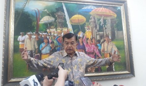 Wakil Presiden Jusuf Kalla saat diwawancarai wartawan di Kantor Wakil Presiden, Jakarta, Selasa (23/7).