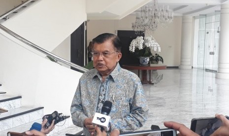 Wakil Presiden Jusuf Kalla saat diwawancarai wartawan di Kantor Wakil Presiden, Jakarta