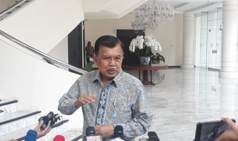 Wakil Presiden Jusuf Kalla saat diwawancarai wartawan di Kantor Wakil Presiden, Jakarta, Selasa (13/8).