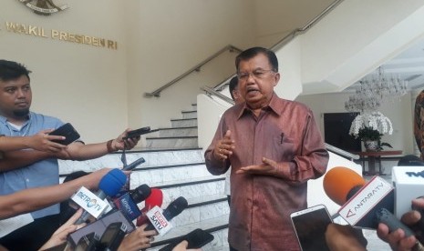 Wakil Presiden Jusuf Kalla saat diwawancarai wartawan di Kantor Wakil Presiden, Jakarta, Rabu (4/9).