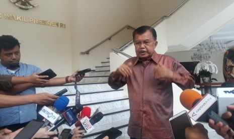 Wakil Presiden Jusuf Kalla saat diwawancarai wartawan di Kantor Wakil Presiden, Jakarta, Rabu (4/9).