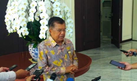 Wakil Presiden Jusuf Kalla saat diwawancarai wartawan di Kantor Wakil Presiden, Jakarta, Selasa (10/9).