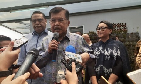 Wakil Presiden Jusuf Kalla saat diwawancarai wartawan di sela  kunjungan Kampus UIII, Depok, Jawa Barat, Selasa (15/10).