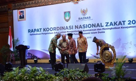 Wakil Presiden Jusuf Kalla saat membuka Rapat Koordinasi Nasional (Rakornas) Baznas 2019 di Pendopo Balai Kota Surakarta, Jawa Tengah pada Senin (4/3) malam.