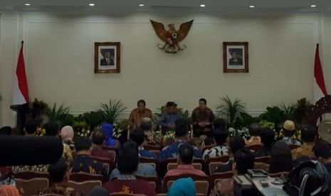 Wakil Presiden Jusuf Kalla saat membuka rapat pimpinan Komisi Penyiaran Indonesia (KPI) 2019 di Istana Wakil Presiden, Jakarta, Rabu (9/10).