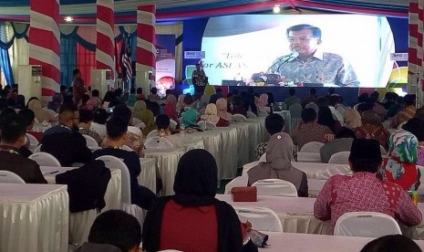 Wakil Presiden Jusuf Kalla saat membuka Seminar Nasional Majelis Daerah Kahmi di UNIPDU, Jombang, Jawa Timur, Ahad (29/10).