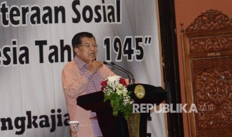  Wakil Presiden Jusuf Kalla saat membuka Simposium Nasional di Kompleks Parlemen, Senayan, Jakarta, Rabu (12/7). 