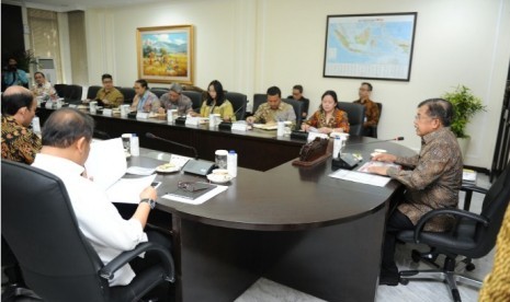 Wakil Presiden Jusuf Kalla saat memimpin rapat koordinasi Asian Games 2018 pada Kamis (30/3), di Jakarta. Rapat ini membahas tentang kerja sama INASGOC dengan pihak swasta dalam pendanaan Asian Games 2018.