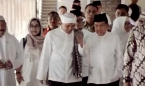 Wakil Presiden, Jusuf Kalla saat menghadiri acara perayaan 1 Muharram 1437 H bersama Majelis Zikir Kebangsaan di Masjid Istiqlal, Jakarta