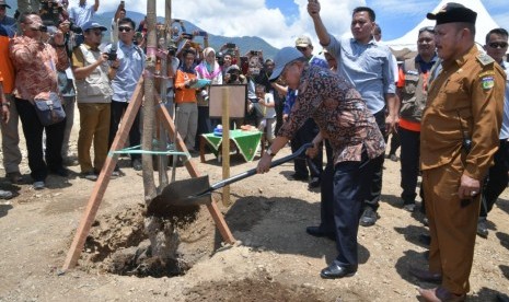 Wakil Presiden Jusuf Kalla saat meninjau proses rekonstruksi dan rehabilitasi pascagempa dan tsunami di Palu, Sulawesi Tengah, Senin (7/10).