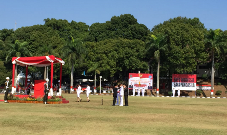 Wakil Presiden Jusuf Kalla saat menjadi inspektur upacara pelantikan pamong praja IPDN di Kampus IPDN Jatinangor, Sumedang, Selasa (6/8).  