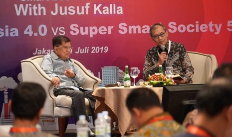 Wakil Presiden Jusuf Kalla saat menjadi Keynote Speech di Acara Smart Business Talk  Making Indonesia 4.0 vs Super Smart Society 5.0 di Hotel Aryaduta Jakarta, Kamis (11/07).