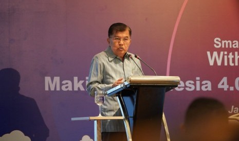 Wakil Presiden Jusuf Kalla saat menjadi Keynote Speech di Acara Smart Business Talk Making Indonesia 4.0 vs Super Smart Society 5.0 di Hotel Aryaduta Jakarta, Kamis (11/07).