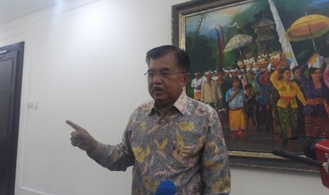 Wakil Presiden Jusuf Kalla saat menjawab pertanyaan wartawan di Kantor Wakil Presiden, Jalan Medan Merdeka Utara, Jakarta, Rabu (6/2).